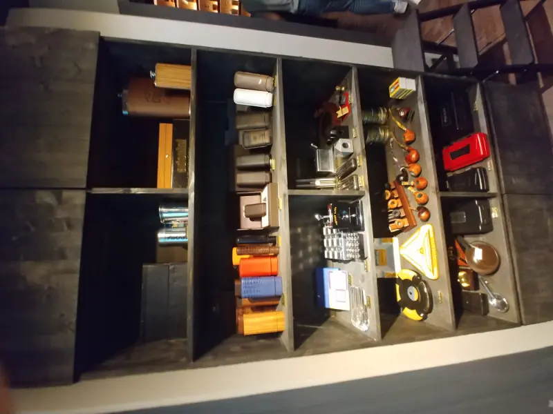 시가 액세서리가 진열된 빈티지 감성 디스플레이